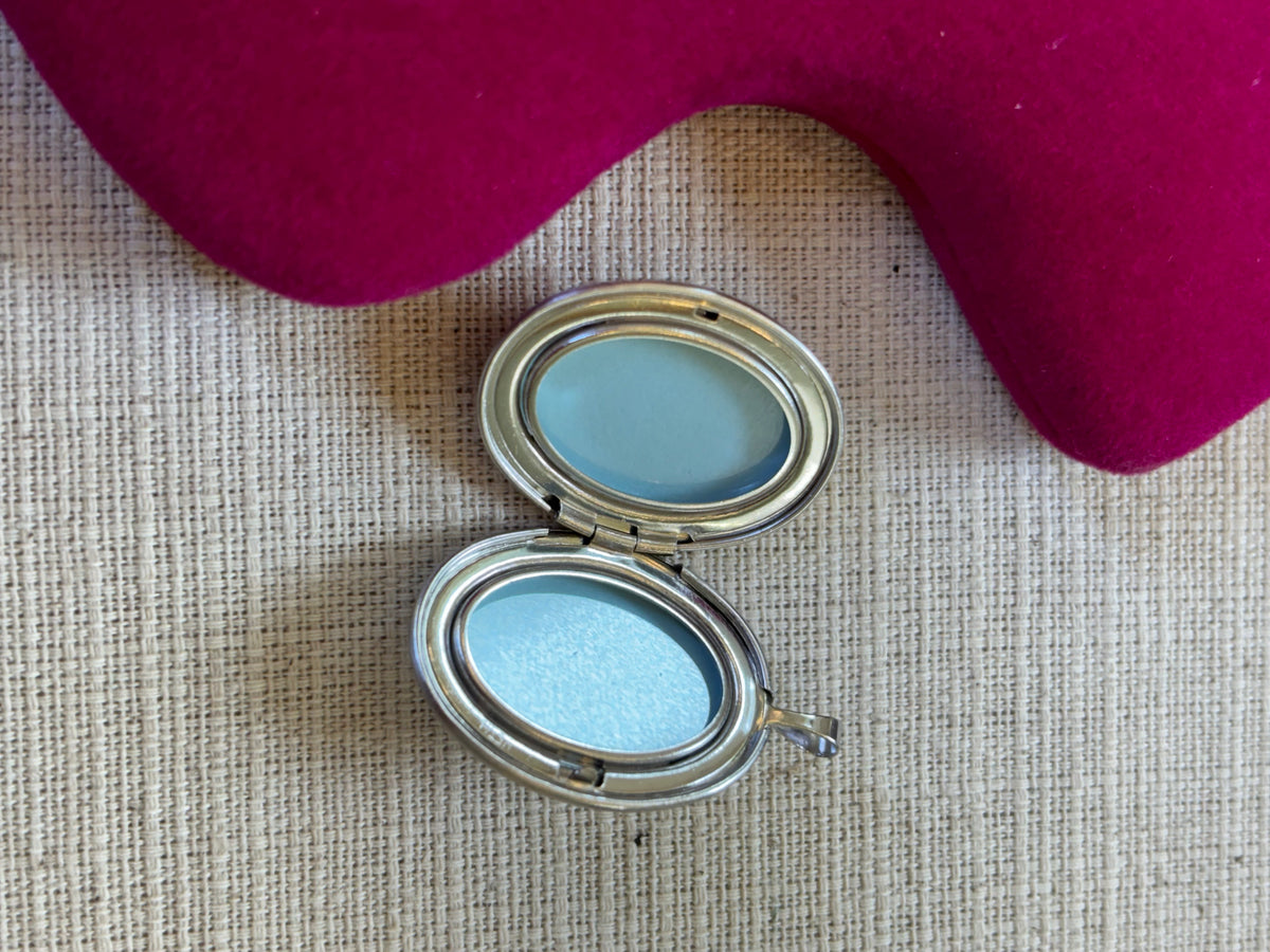 Sterling Silver Rhodium-plated Satin Enameled Clovers Oval Locket