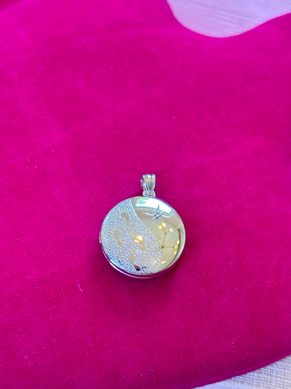 Sterling Silver 20mm Diamond Textured/Polished Footprints Round Locket