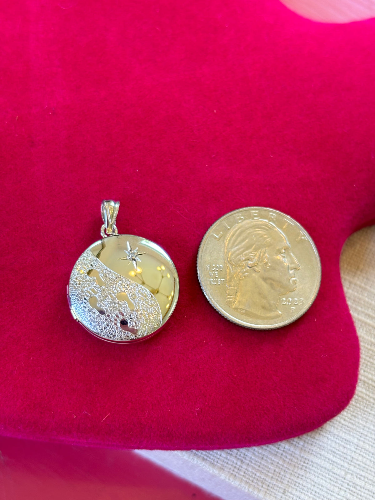 Sterling Silver 20mm Diamond Textured/Polished Footprints Round Locket