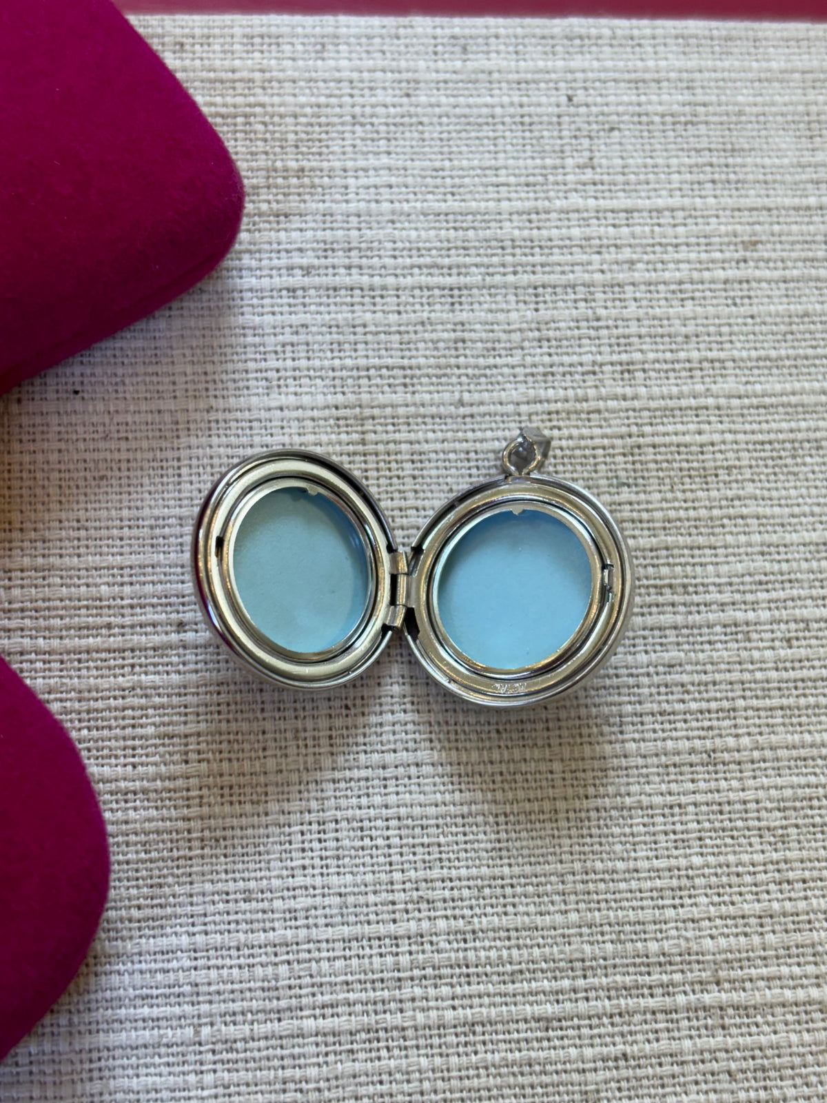Sterling Silver 20mm Diamond Textured/Polished Footprints Round Locket