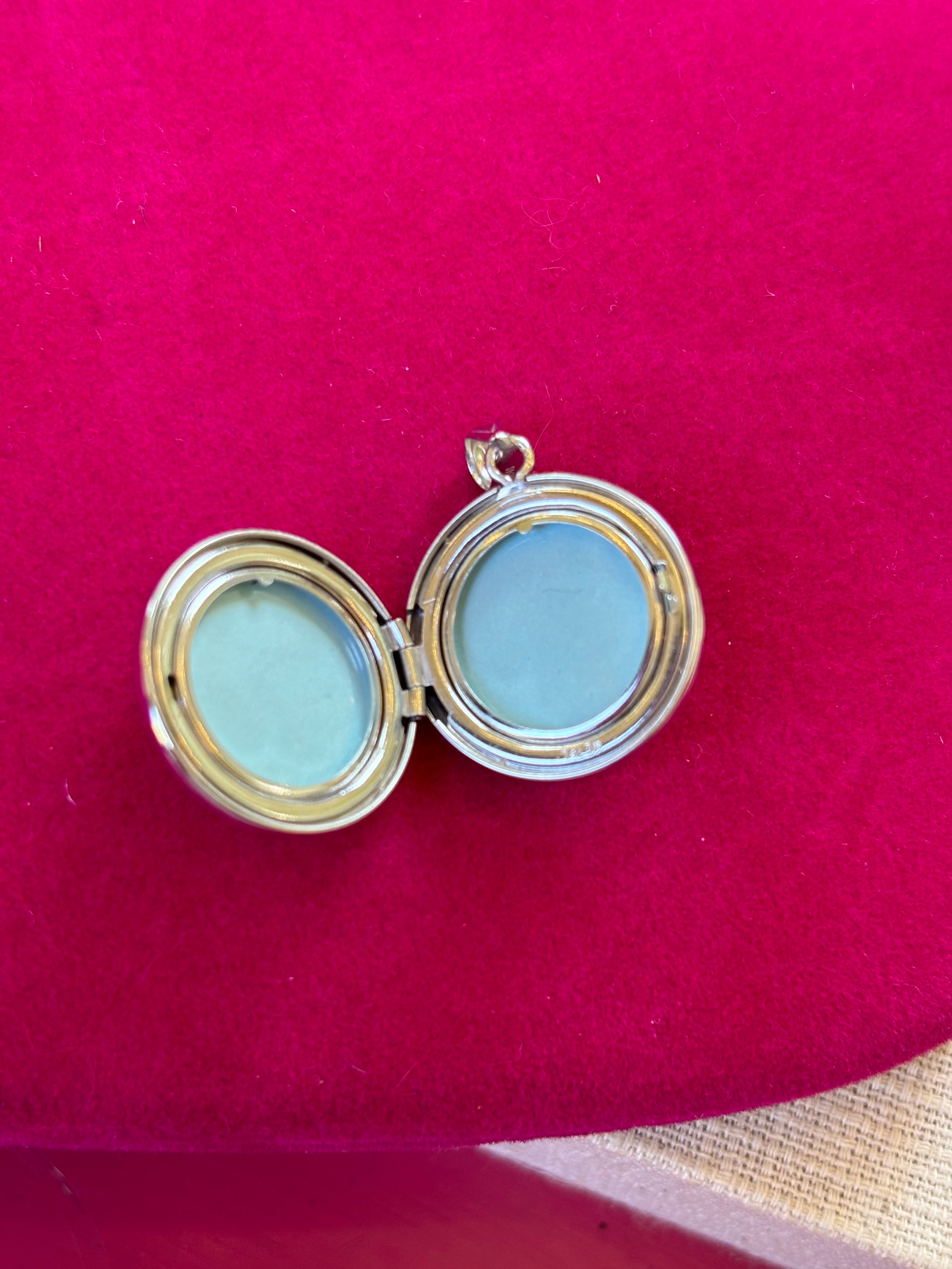 Sterling Silver 20mm Diamond Textured/Polished Footprints Round Locket