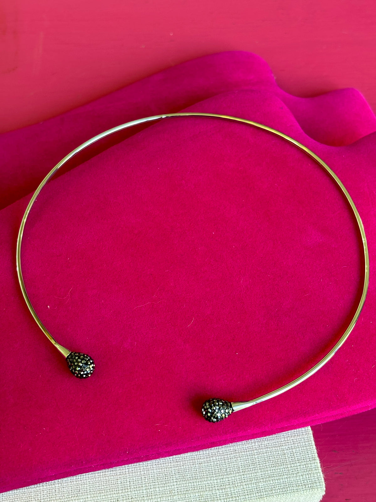 Stainless Steel Polished with Hematite Flexible Neck Wire