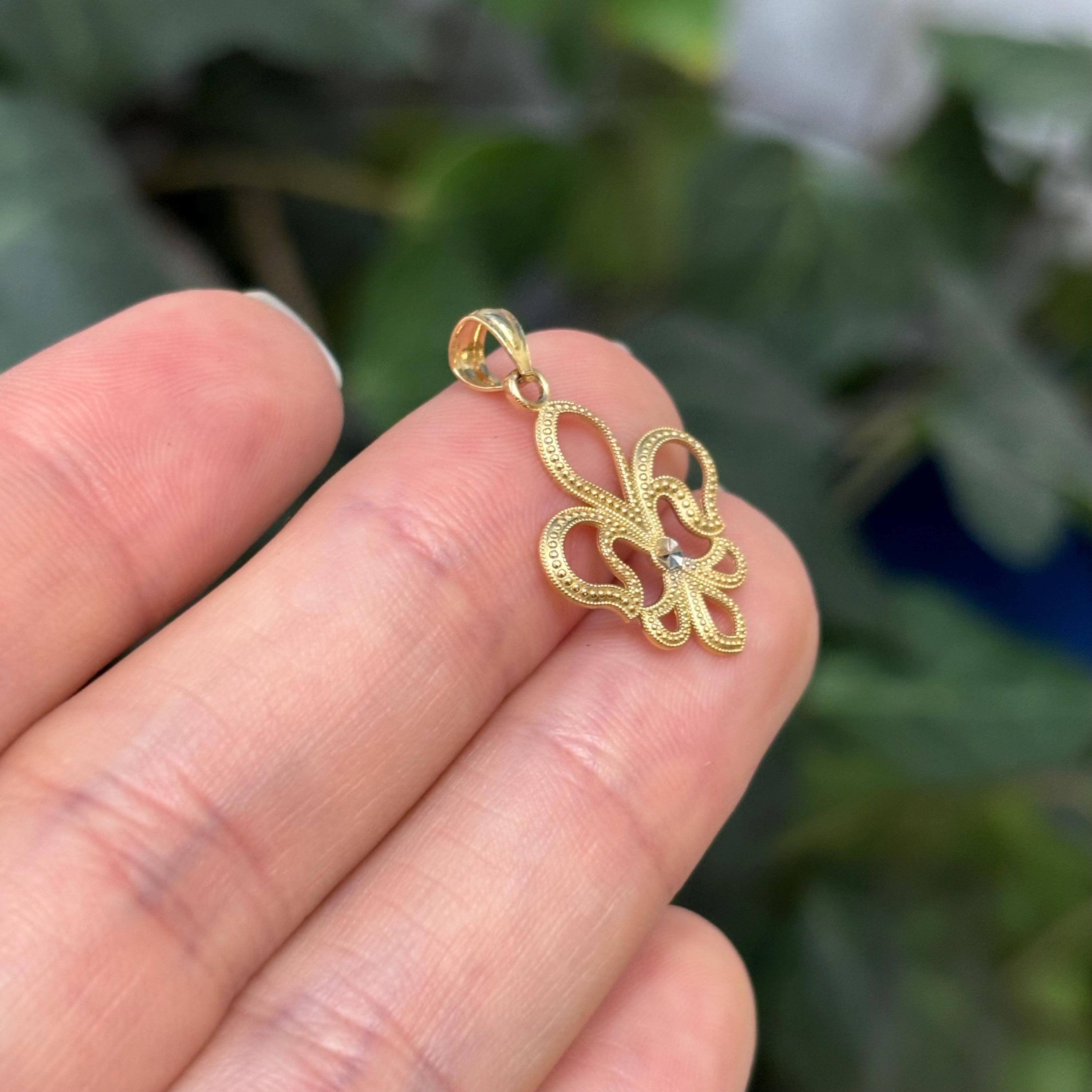 14K Yellow Gold Fleur de Lis Detailed Charm Pendant