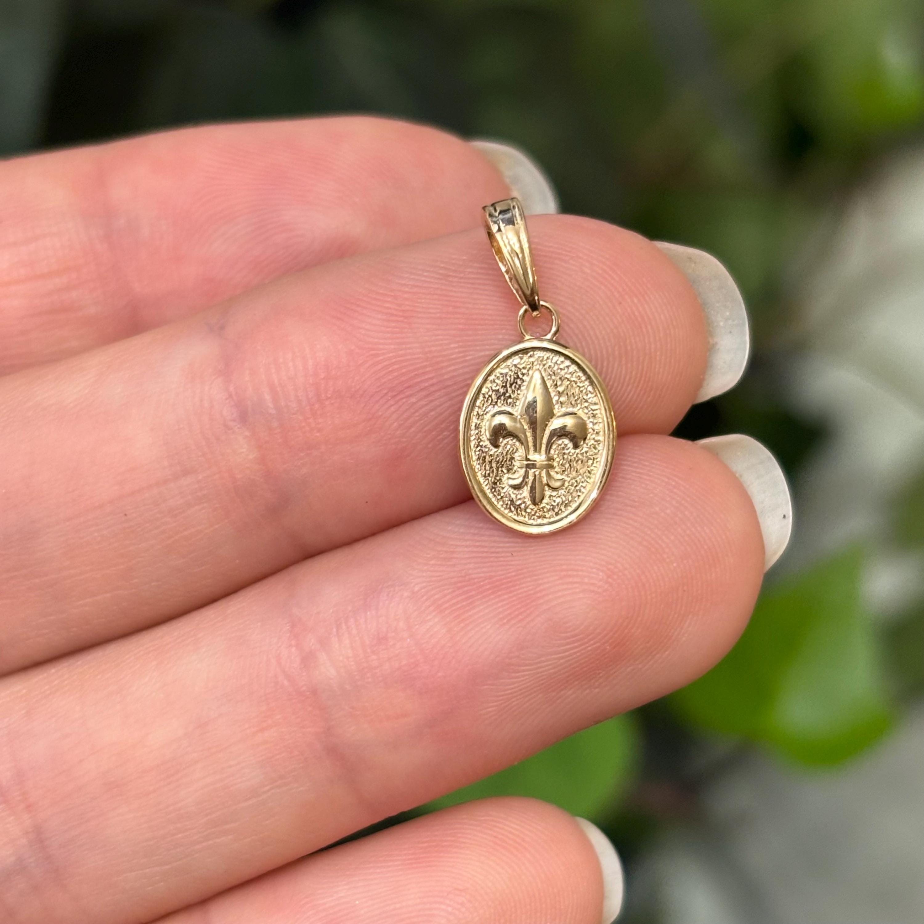 14K Yellow Gold Fleur de Lis Oval Tectuxed Design Detailed Charm Pendant