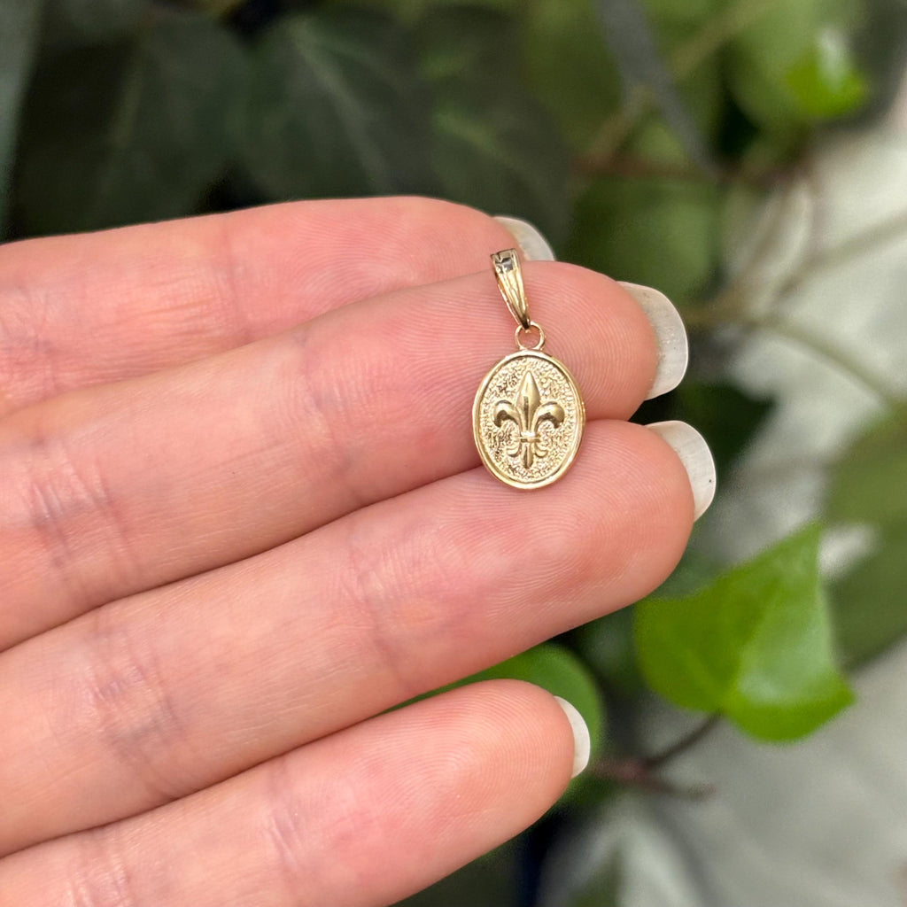 14K Yellow Gold Fleur de Lis Oval Tectuxed Design Detailed Charm Pendant