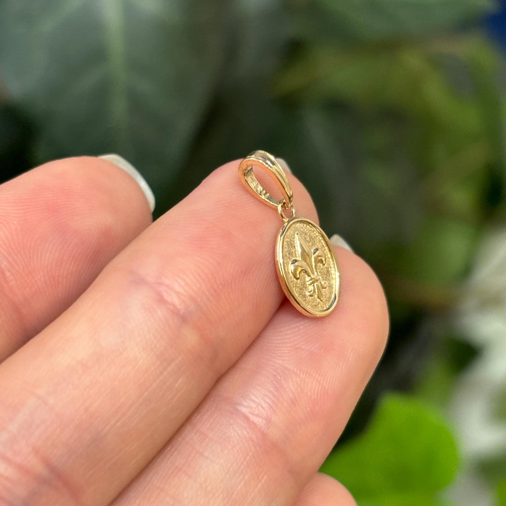 14K Yellow Gold Fleur de Lis Oval Tectuxed Design Detailed Charm Pendant