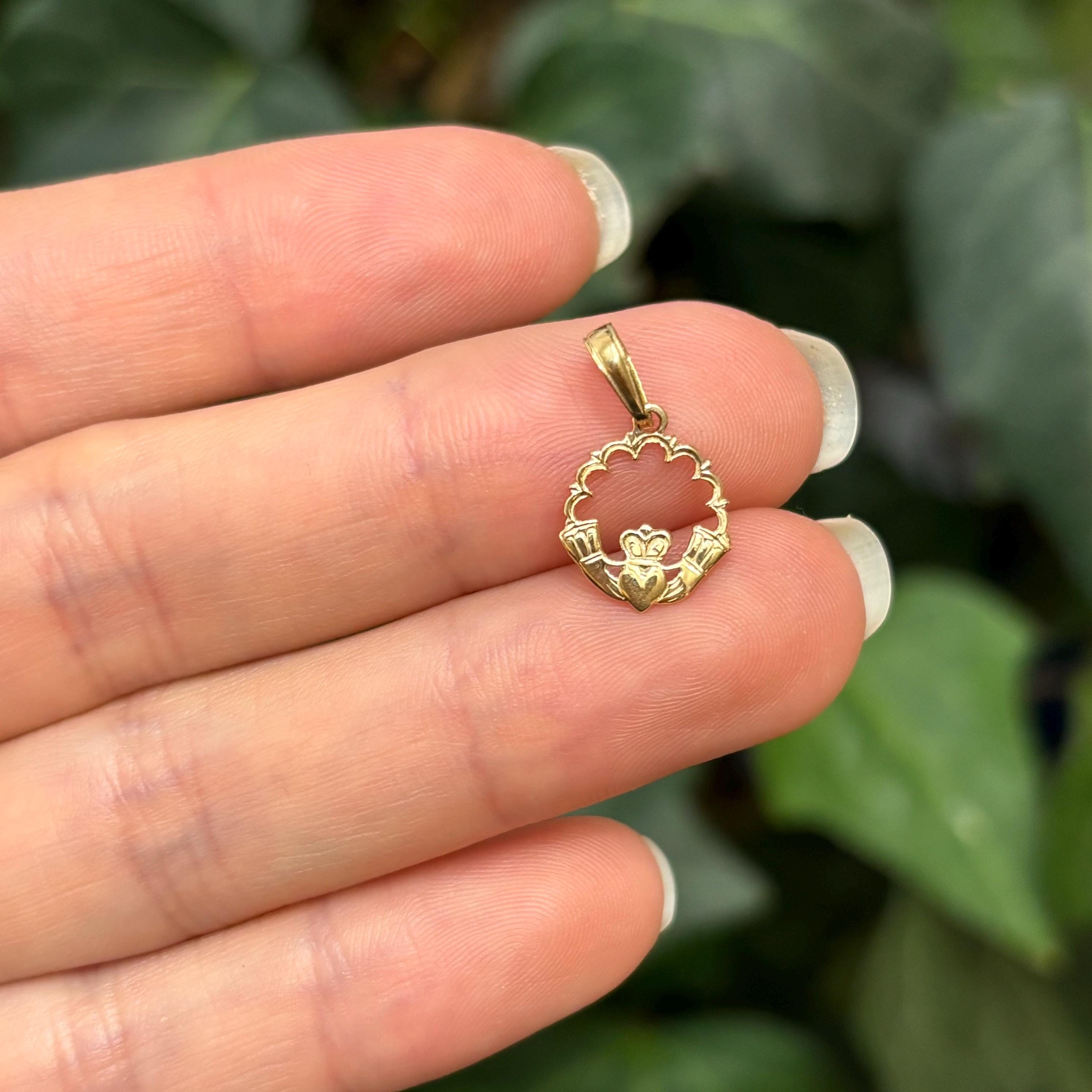 14K Yellow Gold Irish Claddagh Heart Circle Design Detailed Charm Pendant