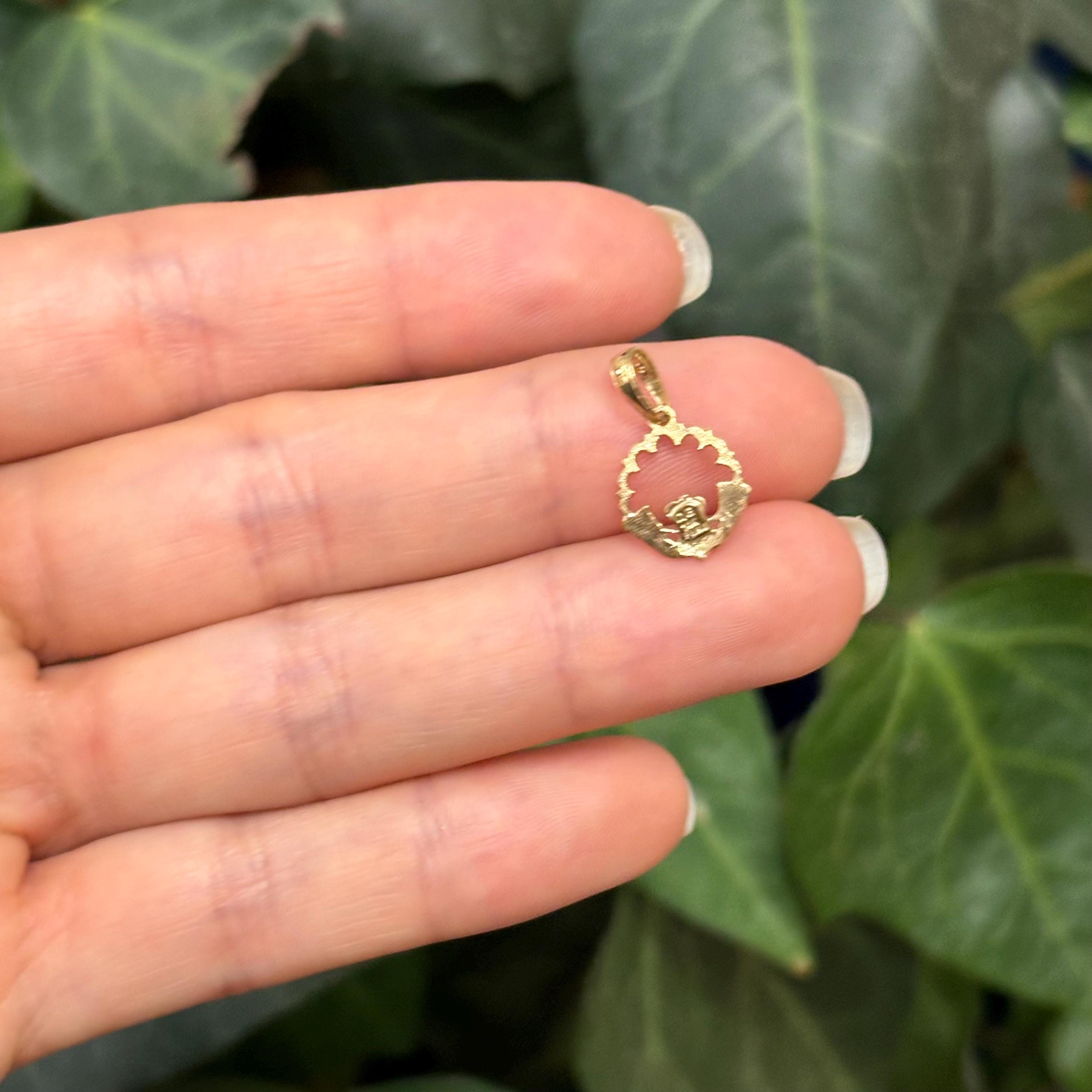 14K Yellow Gold Irish Claddagh Heart Circle Design Detailed Charm Pendant