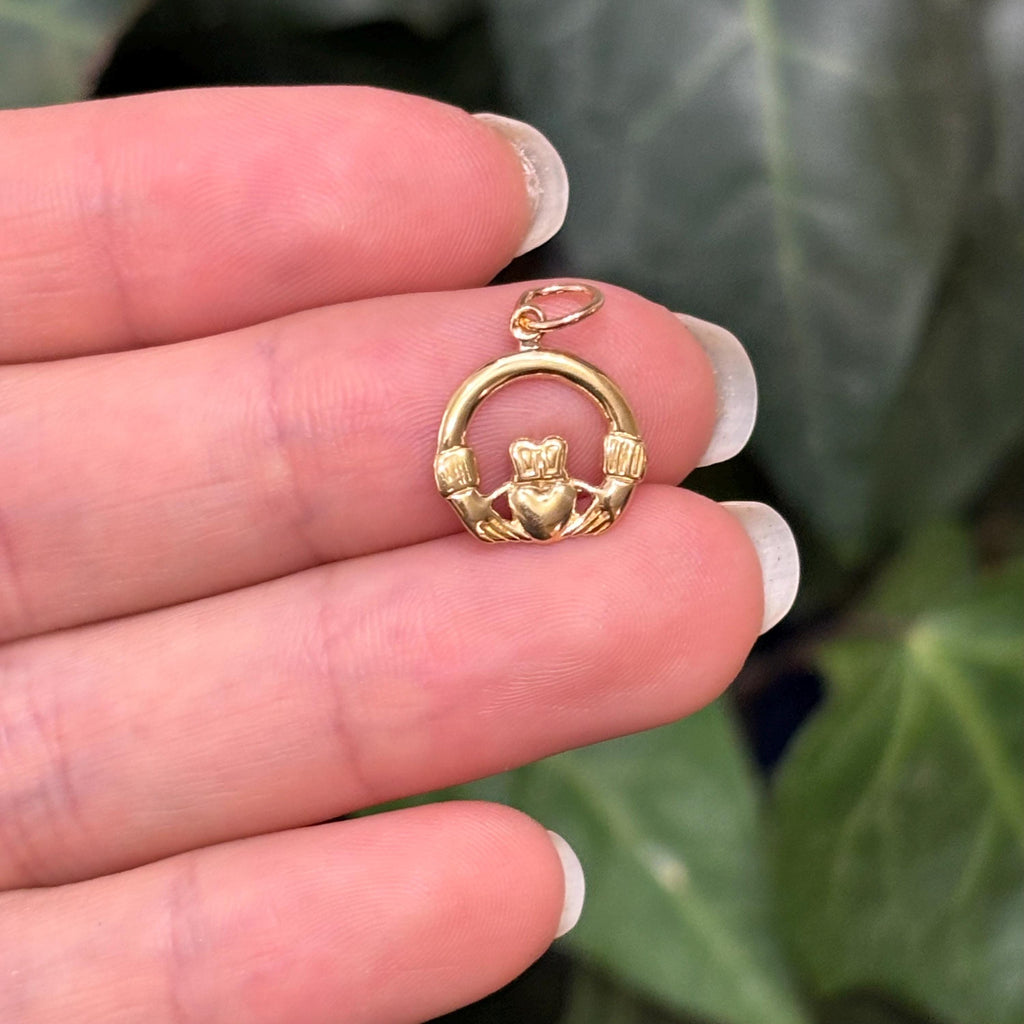 14K Yellow Gold Irish Claddagh Heart Circle Design Detailed Charm Pendant