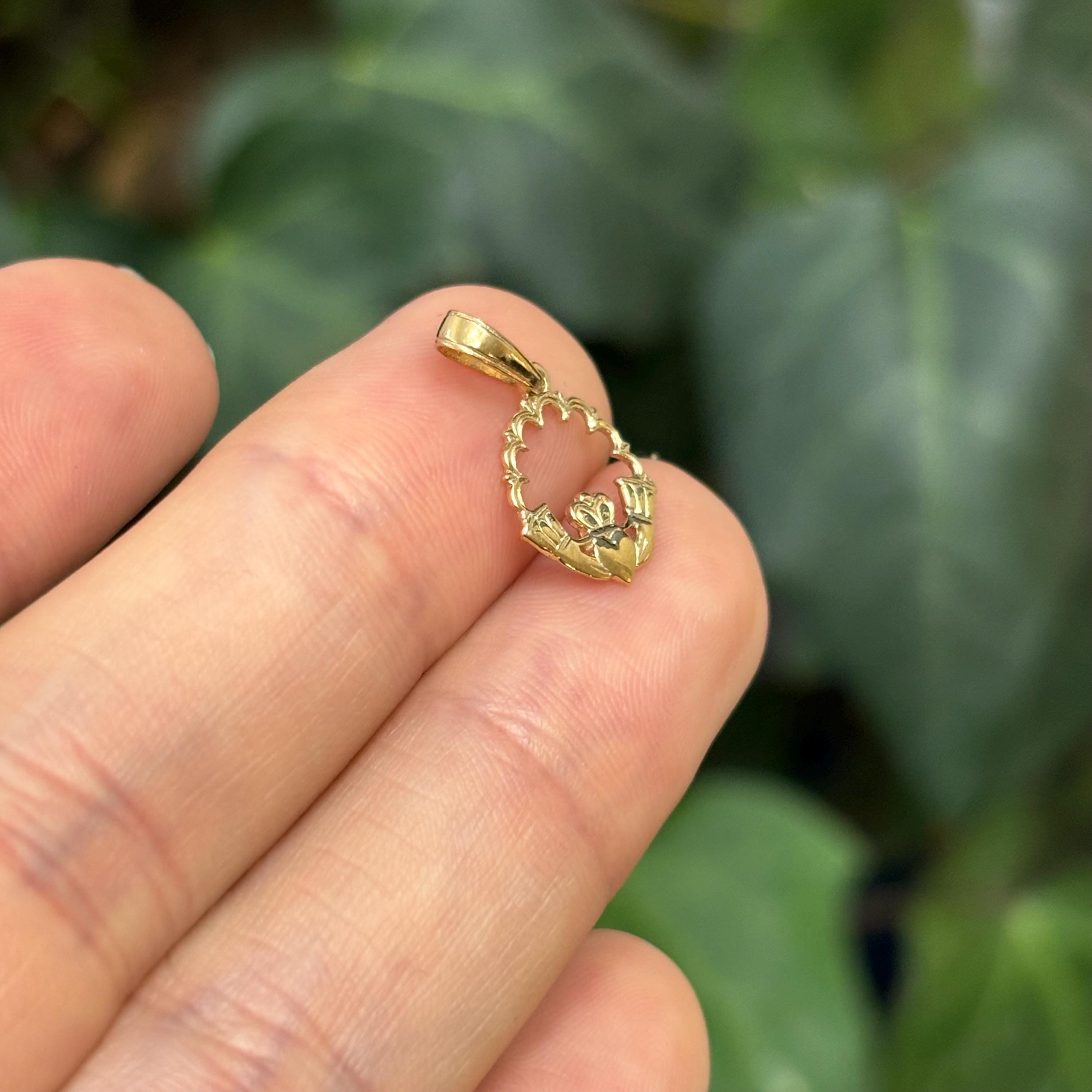 14K Yellow Gold Irish Claddagh Heart Circle Design Detailed Charm Pendant