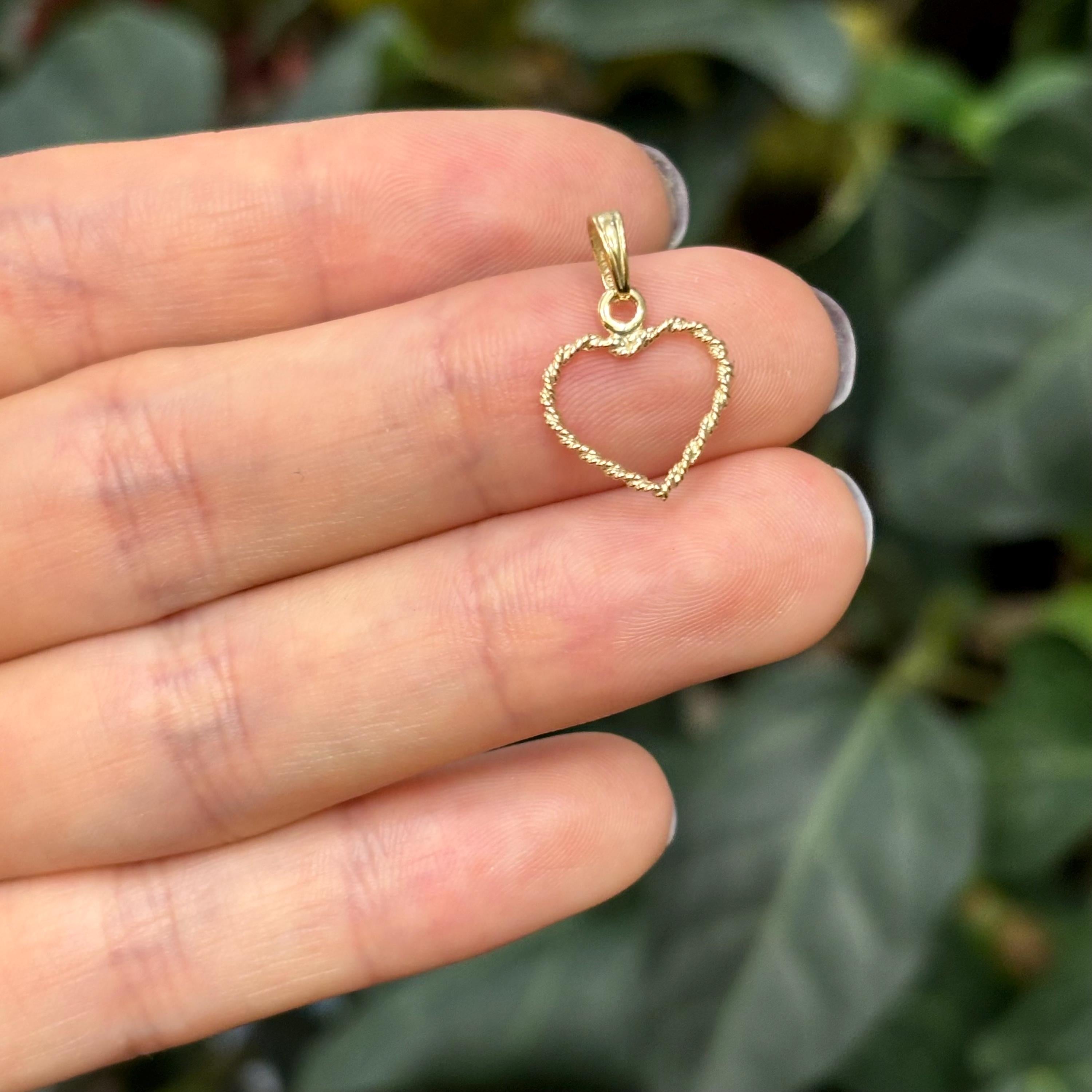 10K Gold Heart Rope Twist Design Detailed Charm Pendant Small