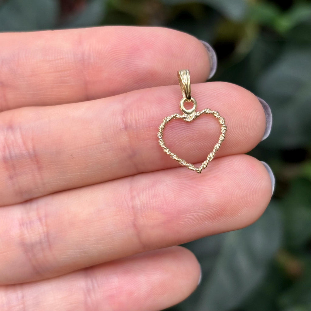 14K Gold Heart Rope Twist Design Detailed Charm Pendant Small