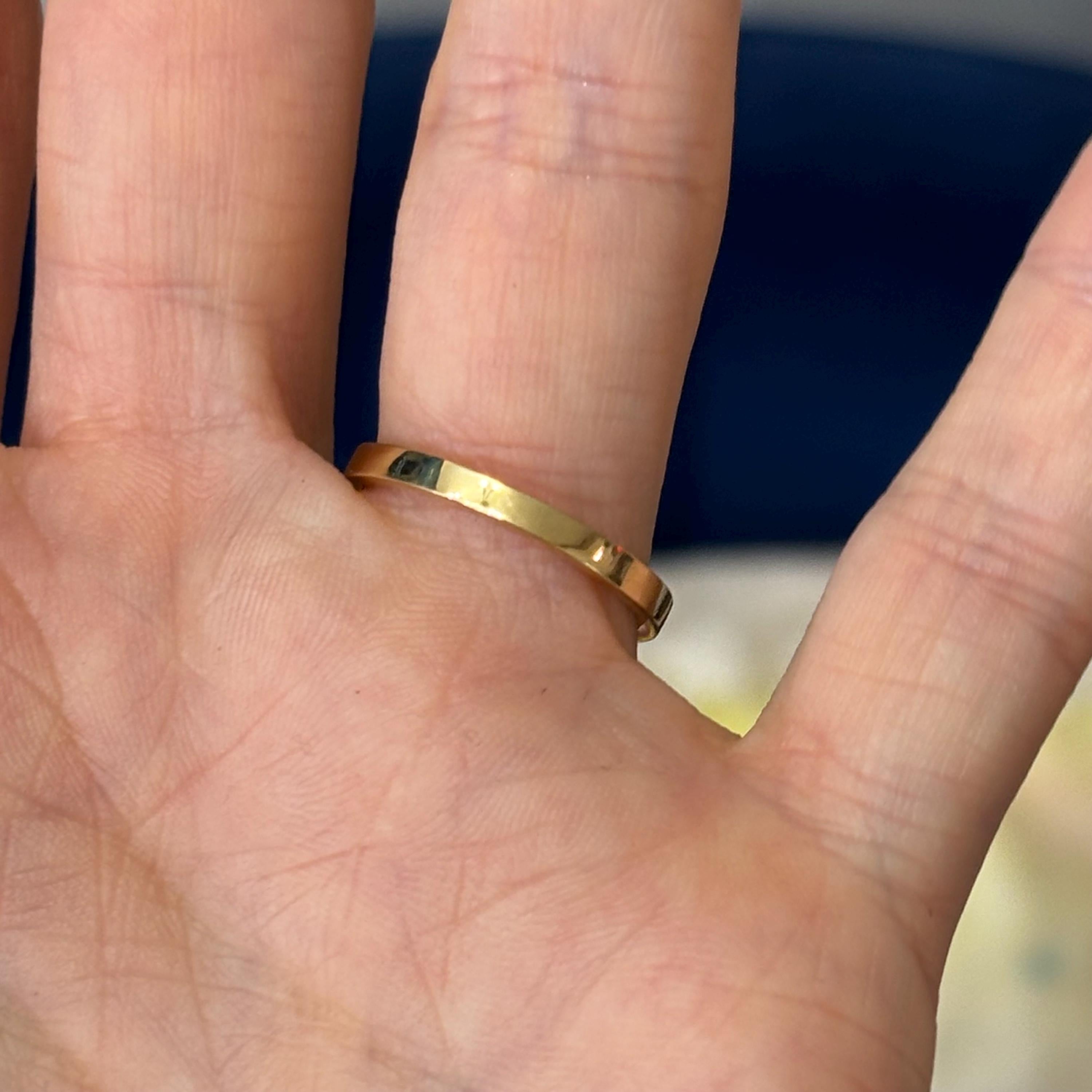10k Gold Shackle with Rope Edge Ring