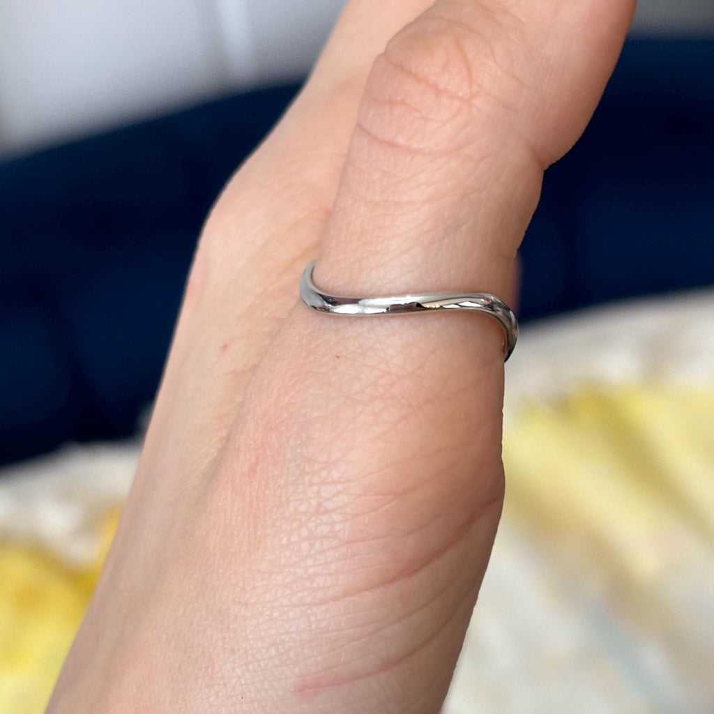14k White Gold Polished Curved Wave Thumb Ring