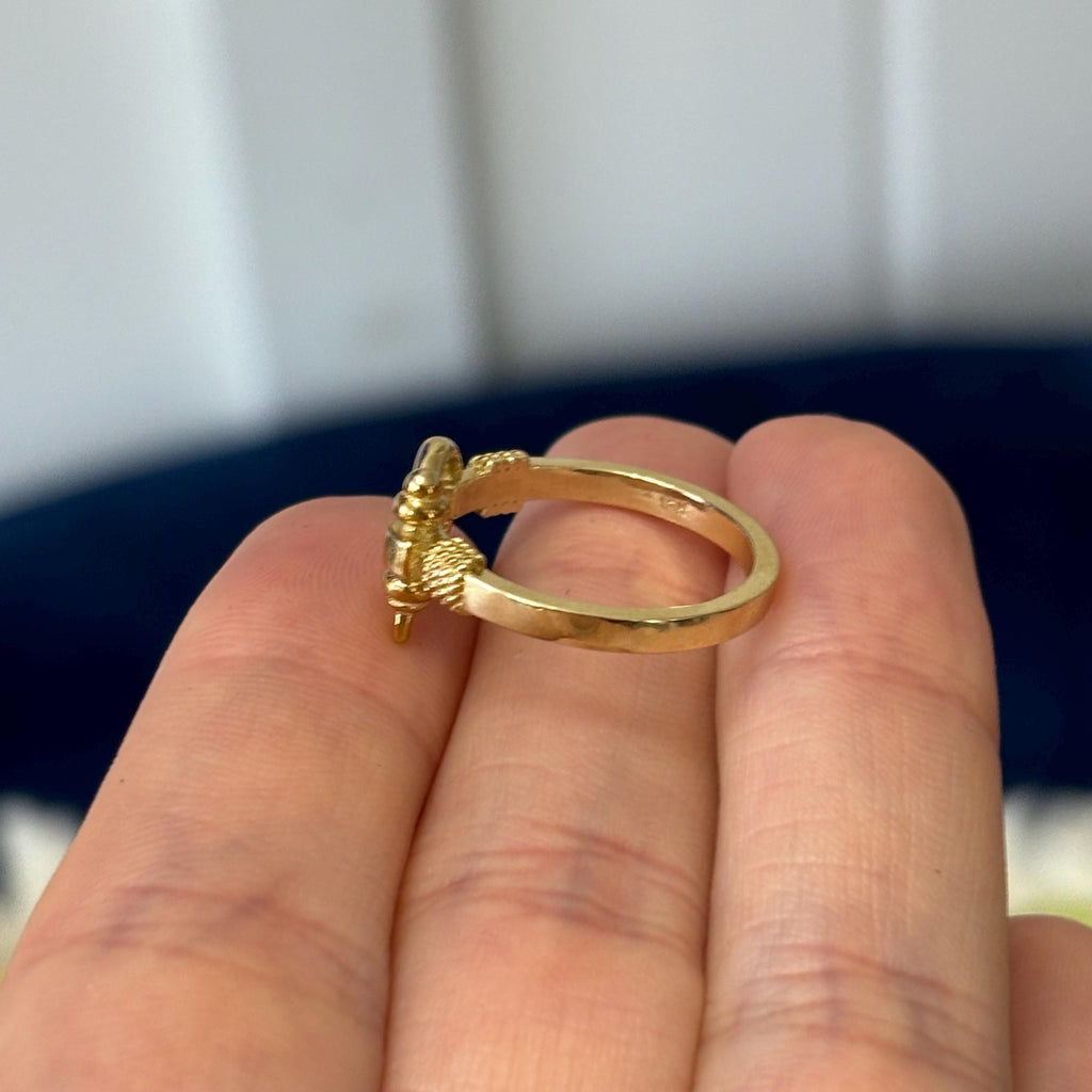 10k Gold Shackle with Rope Edge Ring