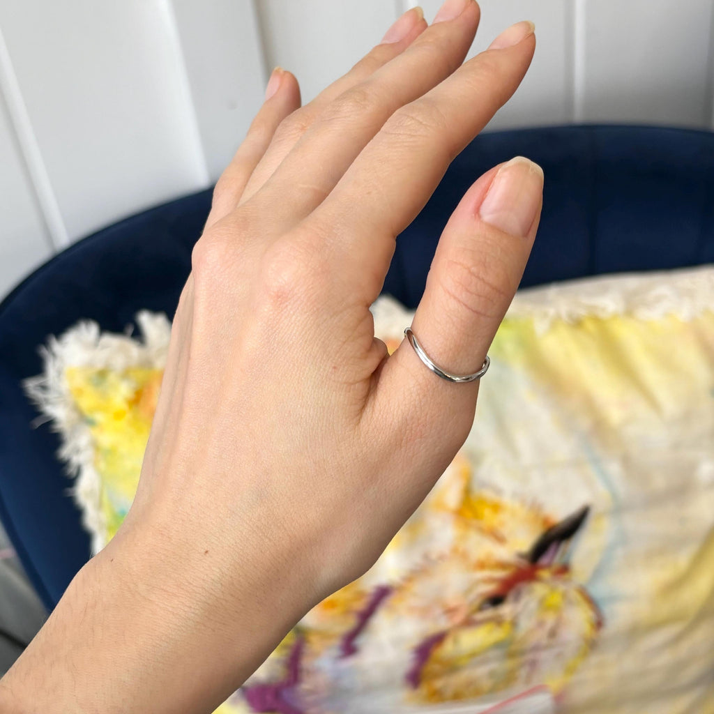 14k White Gold Polished Curved Wave Thumb Ring