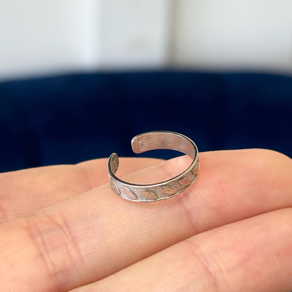 14k White Gold Adjustable Leaf Engraved Design Toe Ring