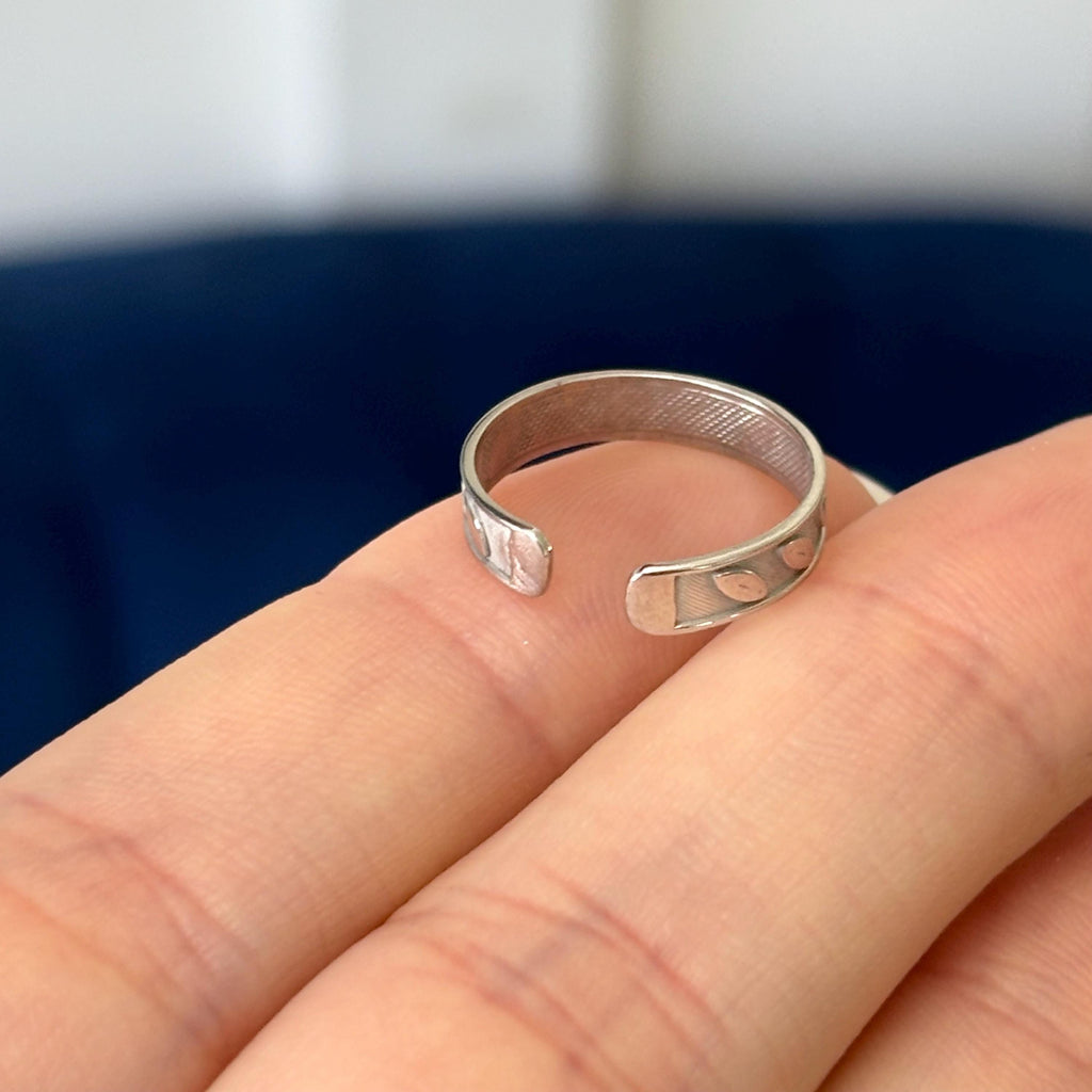 14k White Gold Adjustable Leaf Engraved Design Toe Ring